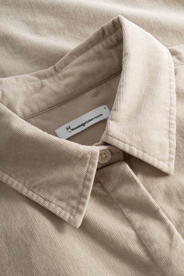 ekologisk skjortklänning babymanchester beige närbild krage