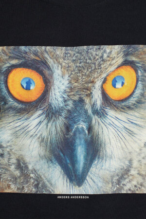 ekologisk t-shirt owl stockholm svart modell närbild