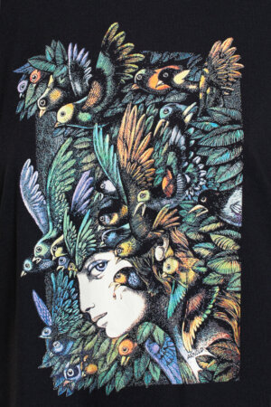 ekologisk t-shirt the bird watcher vadstena svart modell närbild