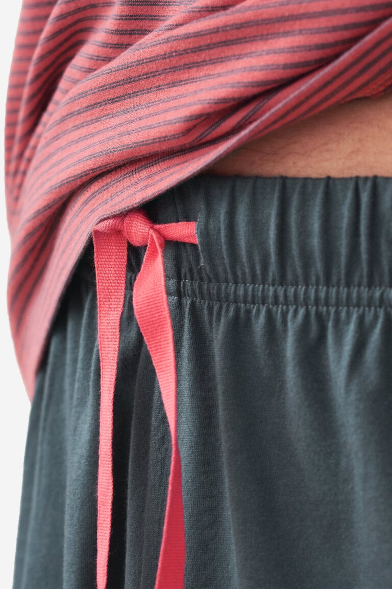 ekologisk pyjamas kort herr carl röd/mörkgrå modell närbild