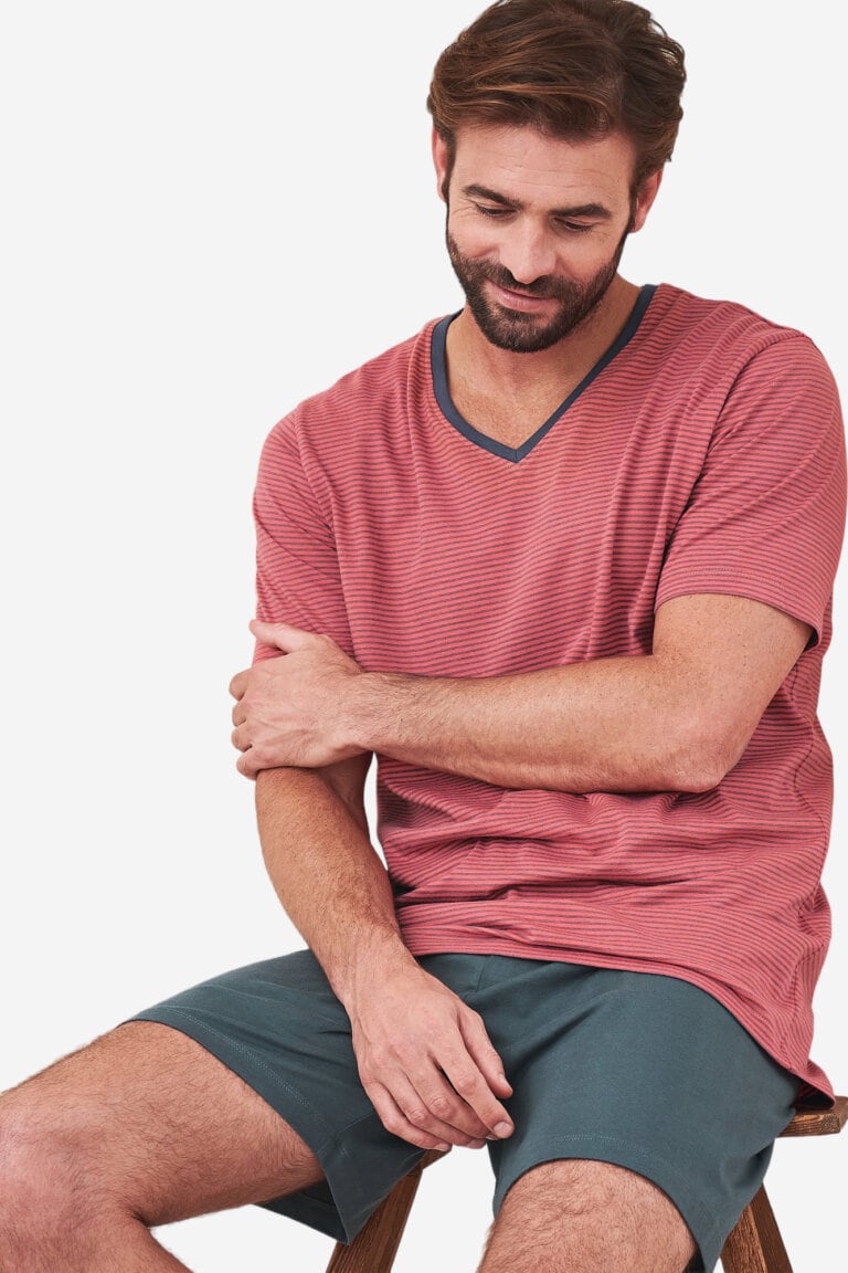 ekologisk pyjamas kort herr carl röd/mörkgrå modell sittande