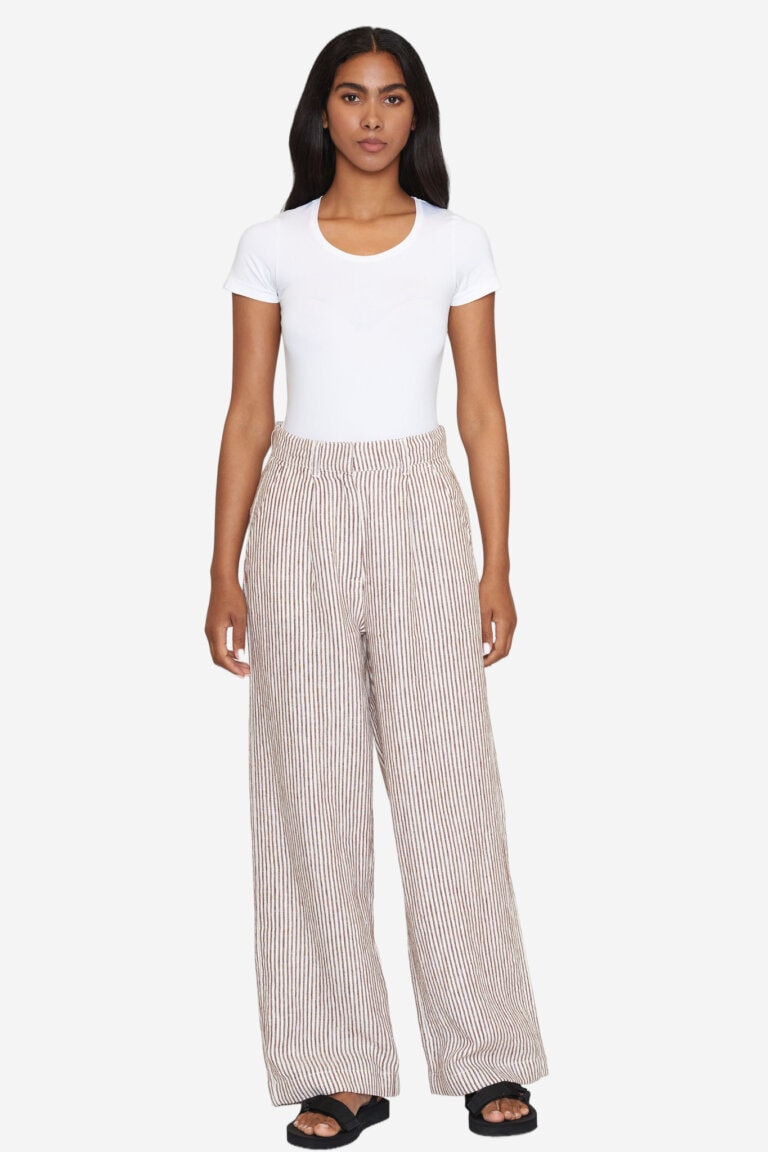 ekologiska-linbyxor-dam-randig-brun-modell-helbild