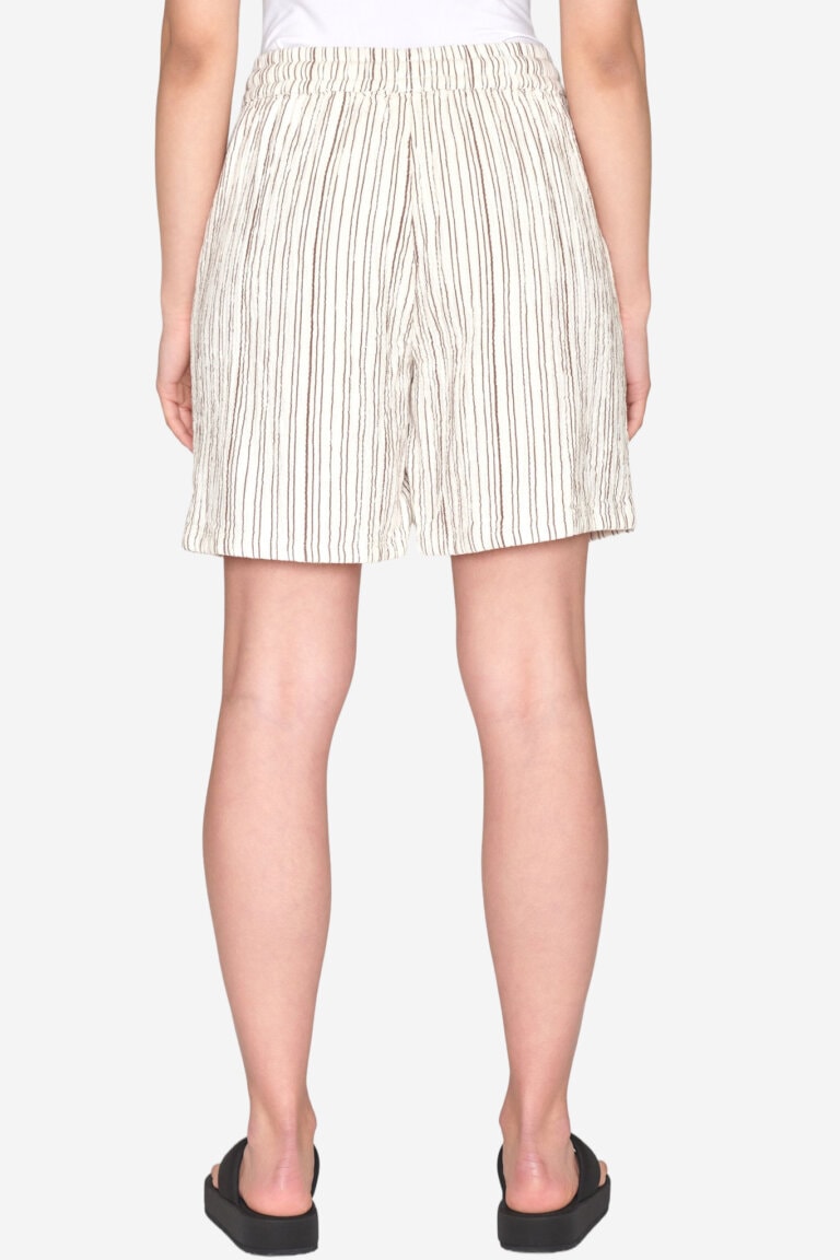 ekologiska-shorts-dubbelt-muslintyg-posey-randig-brun-modell-bakifran