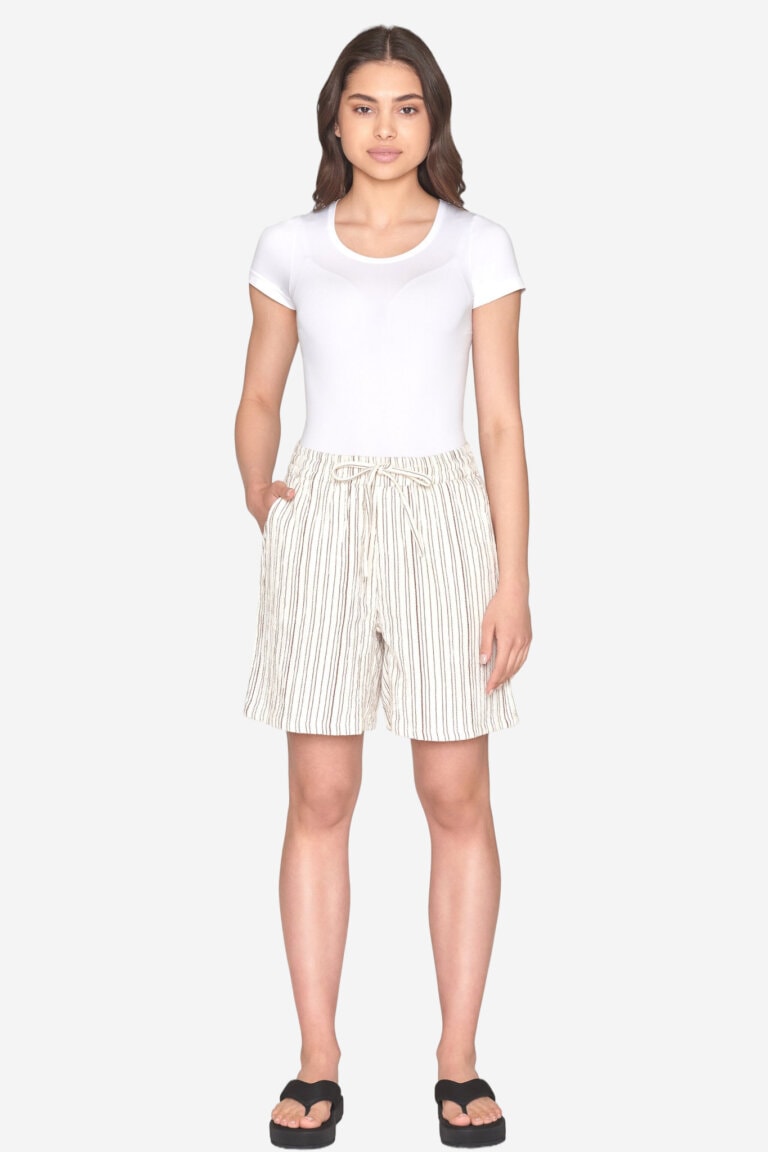 ekologiska-shorts-dubbelt-muslintyg-posey-randig-brun-modell-helbild