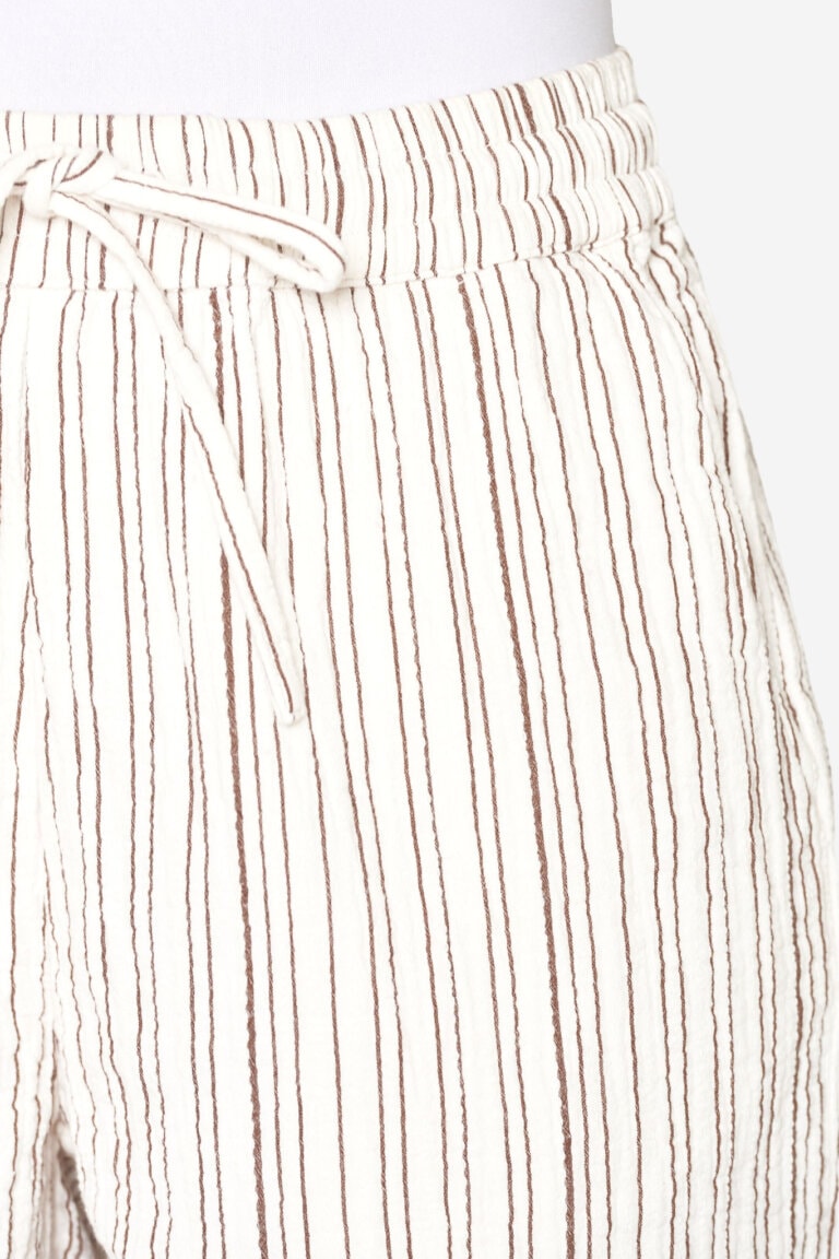 ekologiska-shorts-dubbelt-muslintyg-posey-randig-brun-modell-narbild