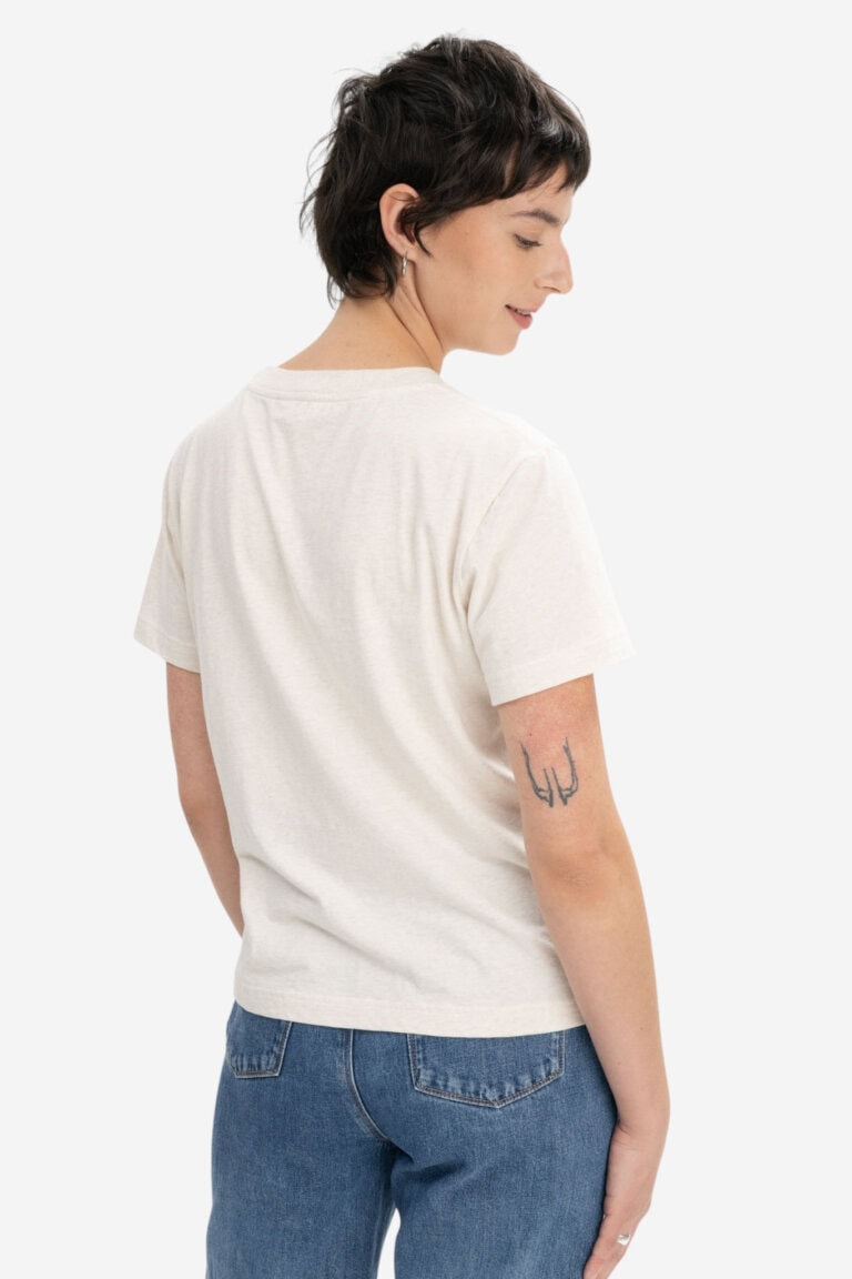 ekologisk-t-shirt-dam-khira-cremevit-modell-bakifran