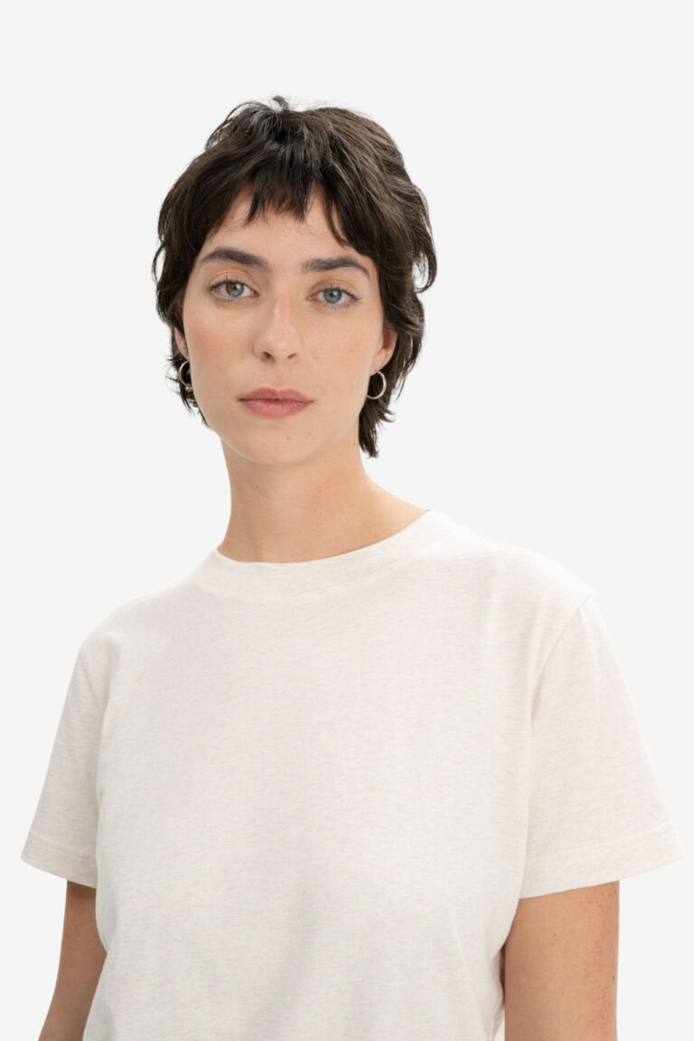 ekologisk-t-shirt-dam-khira-cremevit-modell-narbild