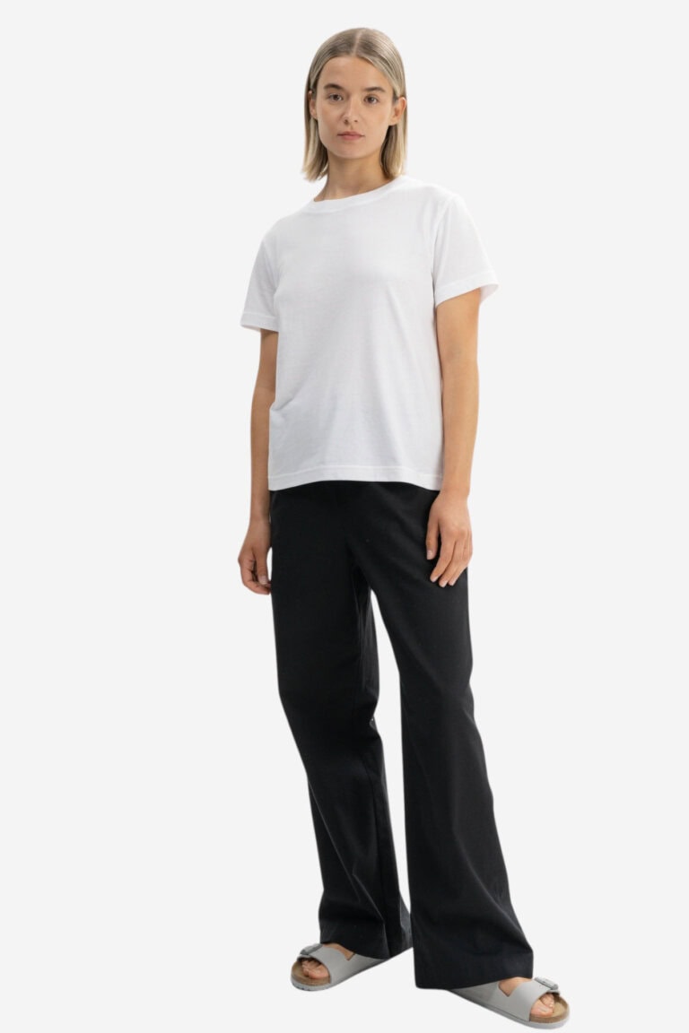 ekologisk-t-shirt-dam-khira-vit-modell-helbild