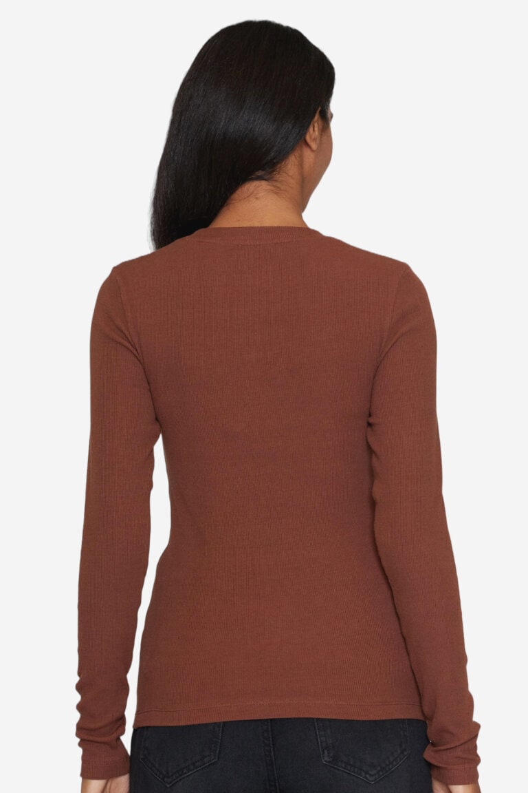 ekologisk topp ribbad långarm brun modell bakifrån