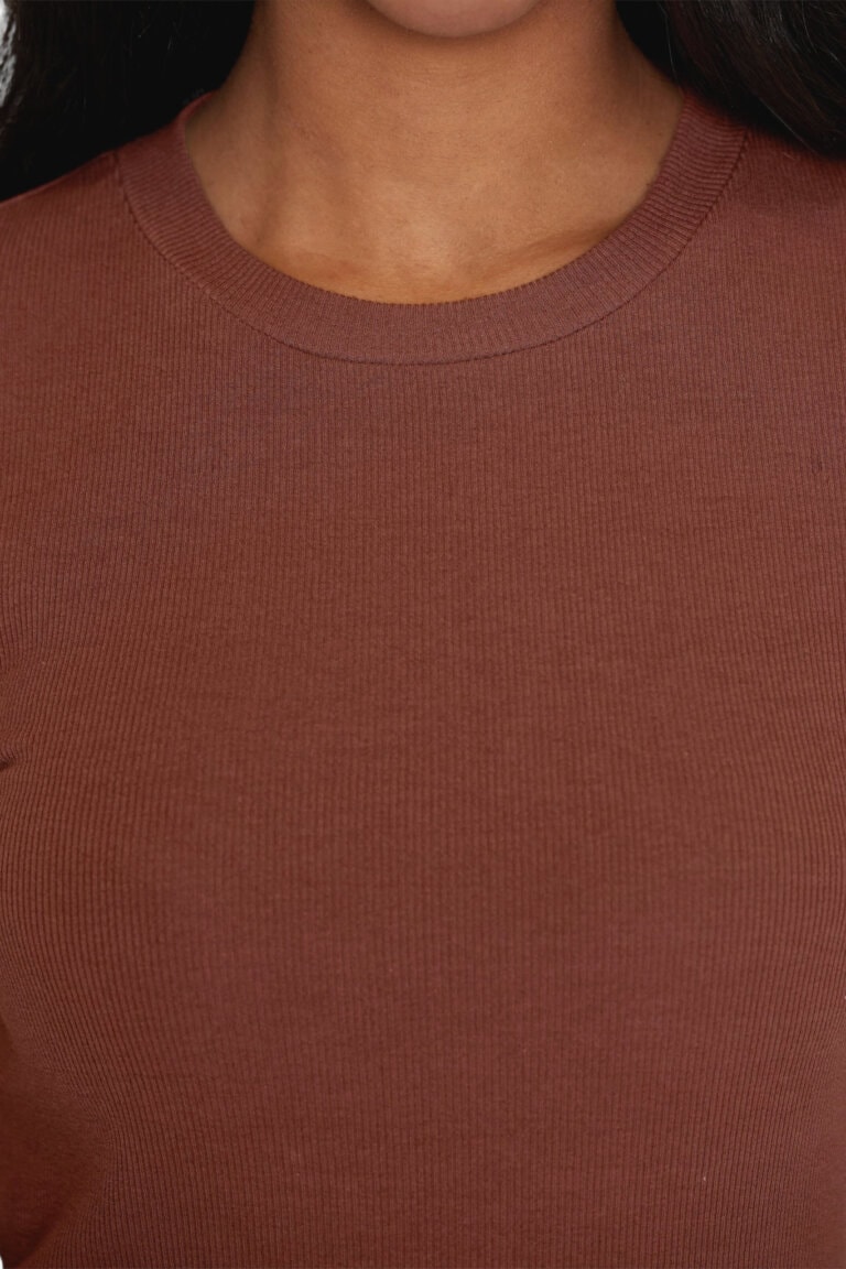 ekologisk topp ribbad långarm brun modell närbild