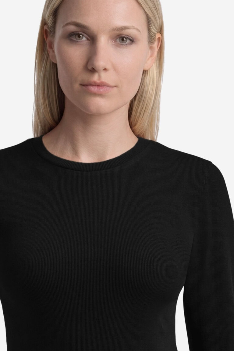 ekologisk-topp-ribbad-langarm-svart-modell-narbild