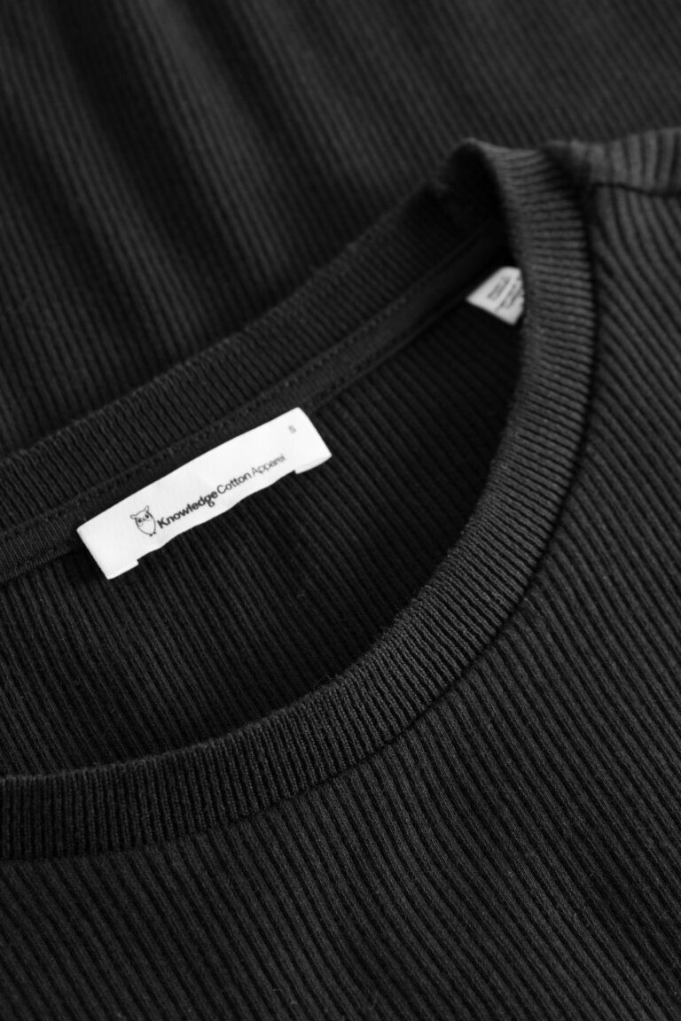 ekologisk topp ribbad långarm svart närbild