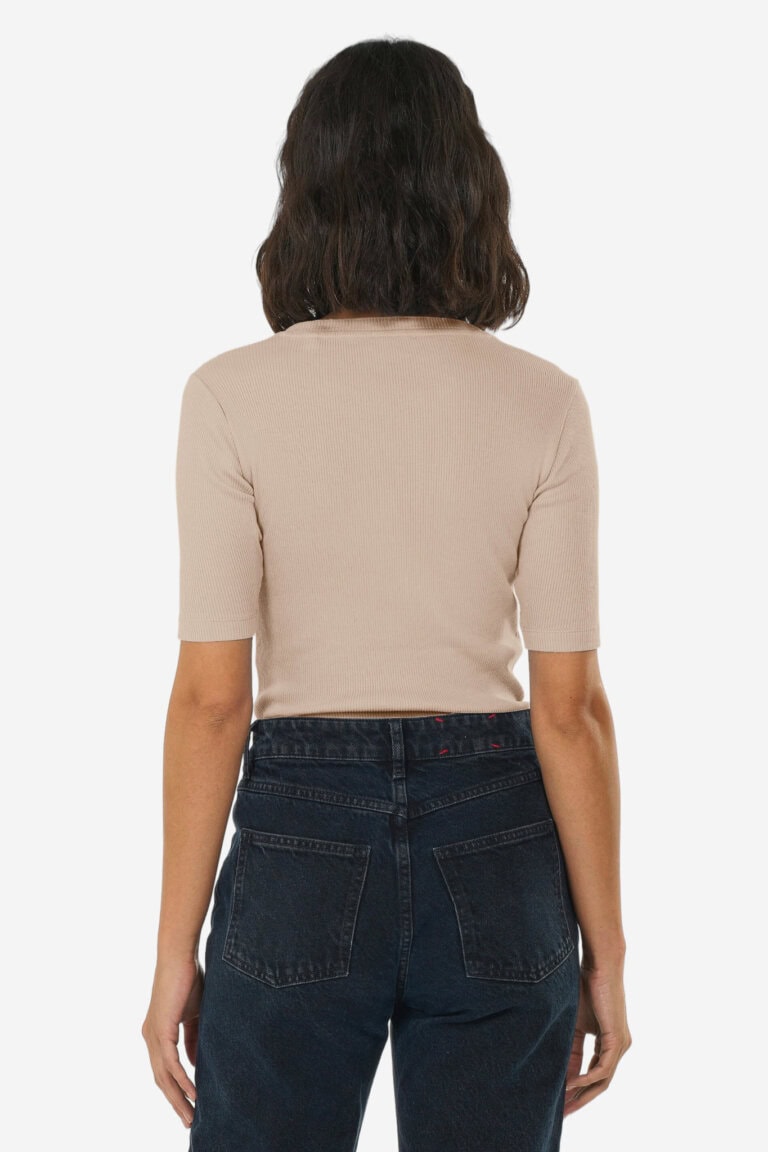 ekologisk topp ribbad kortärm beige modell bakifrån