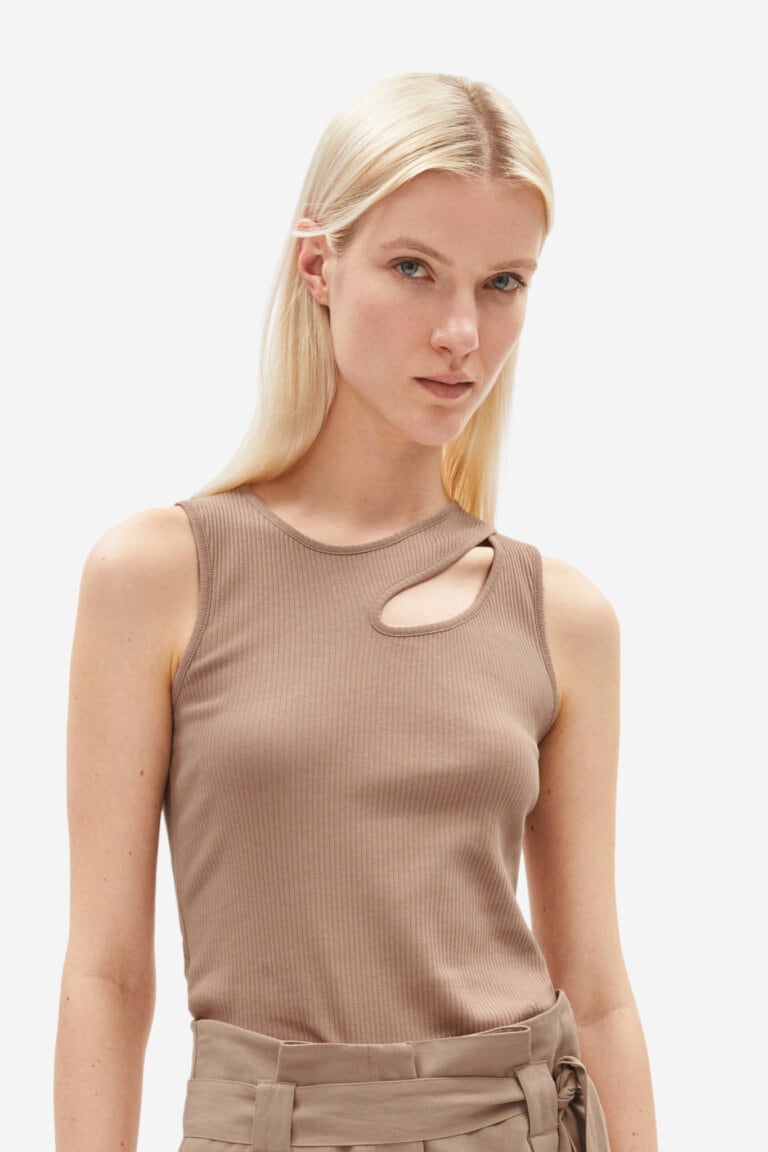 ekologisk topp asymmetrisk ribbad slimfit nikaataa beige modell