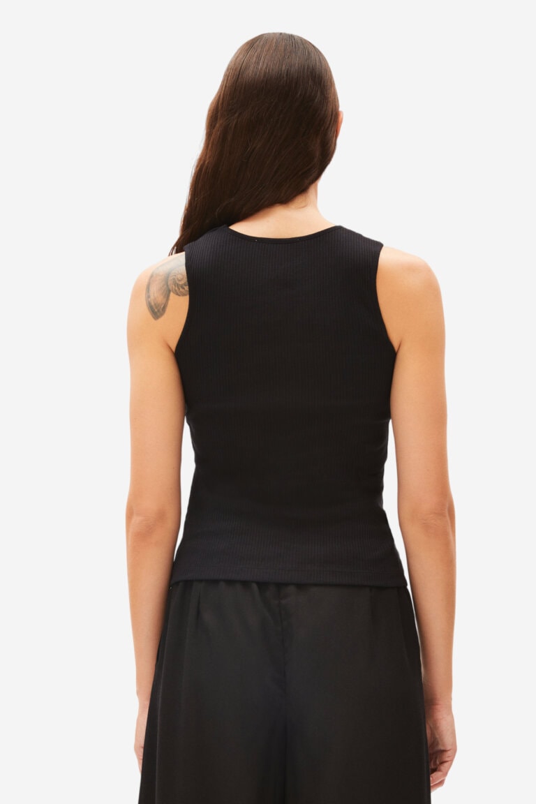 ekologisk topp asymmetrisk ribbad slimfit nikaataa svart modell bakifrån