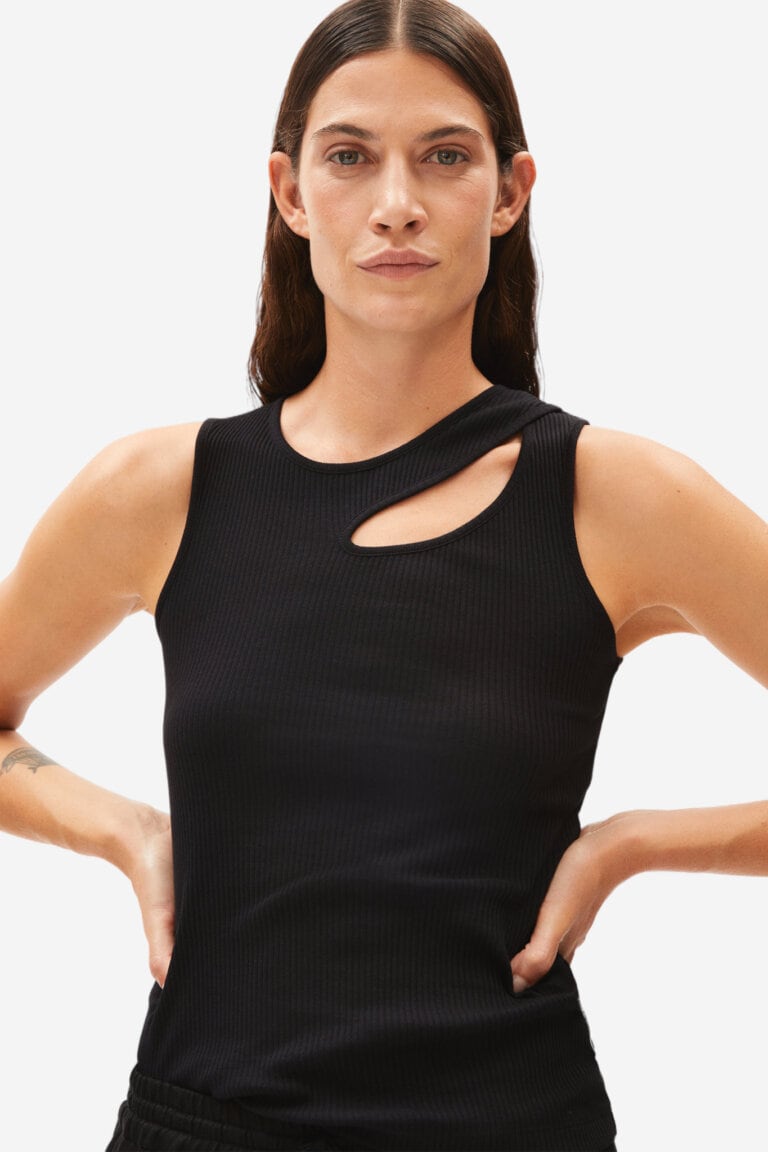 ekologisk topp asymmetrisk ribbad slimfit nikaataa svart modell närbild