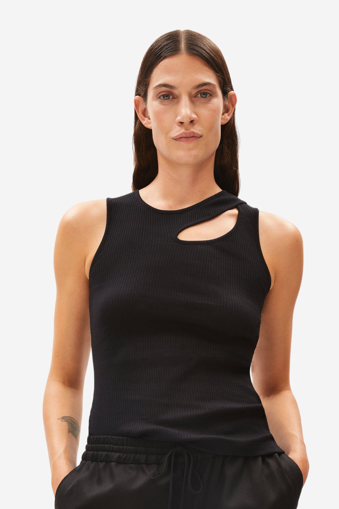 ekologisk topp asymmetrisk ribbad slimfit nikaataa svart modell