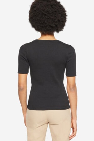 ekologisk topp ribbad kortärm svart modell bakifrån