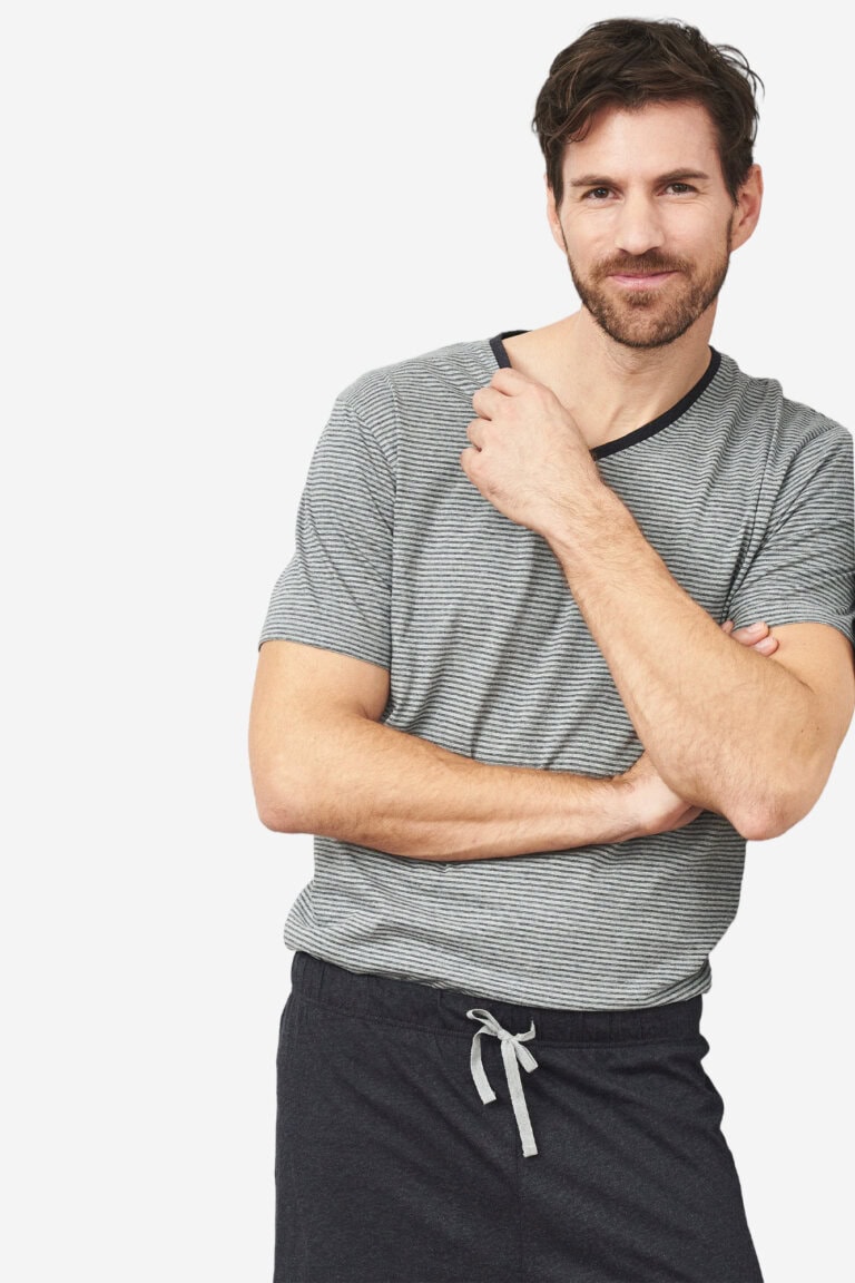 ekologisk pyjamas kort herr carl grå/mörkgrå modell instoppad