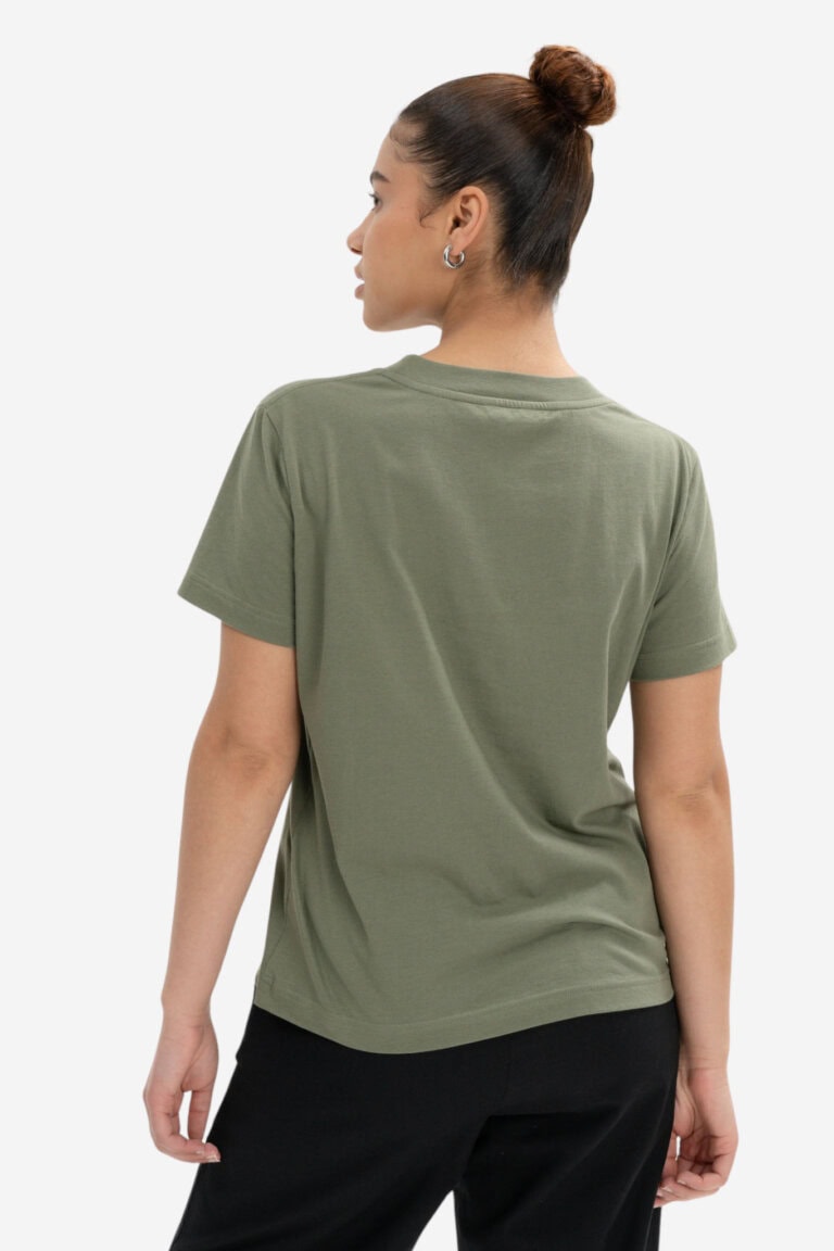 ekologisk t-shirt dam khira khakigrön modell bakifrån