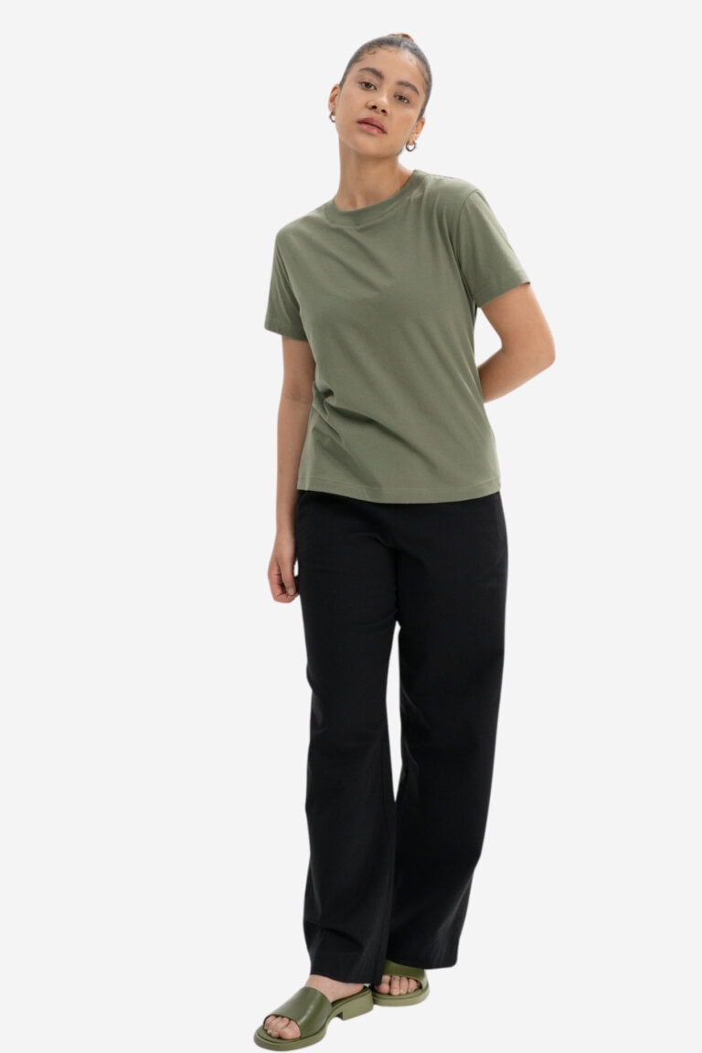 ekologisk t-shirt dam khira khakigrön modell helbild