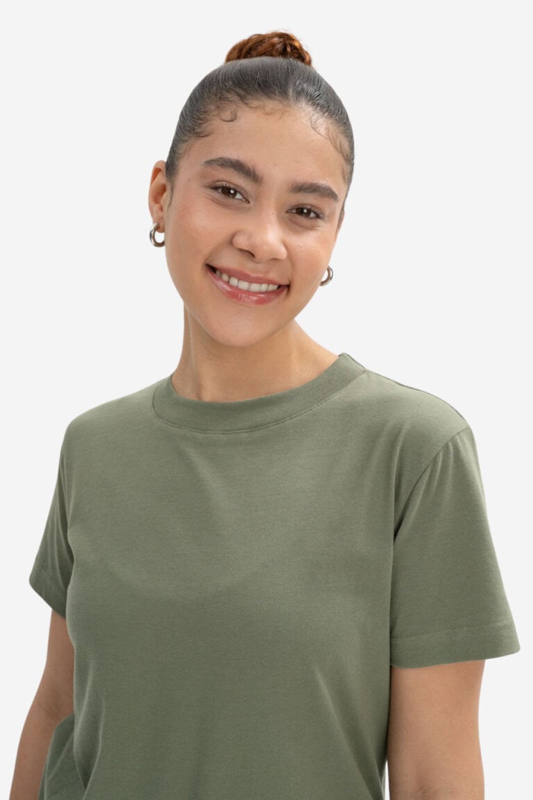 ekologisk t-shirt dam khira khakigrön modell närbild