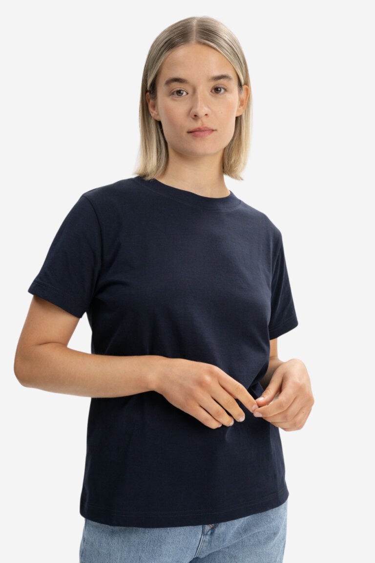 ekologisk-t-shirt-dam-khira-marinbla-modell