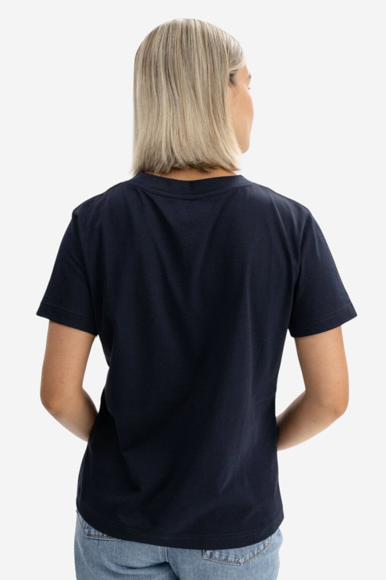 ekologisk-t-shirt-dam-khira-marinbla-modell-bakifran