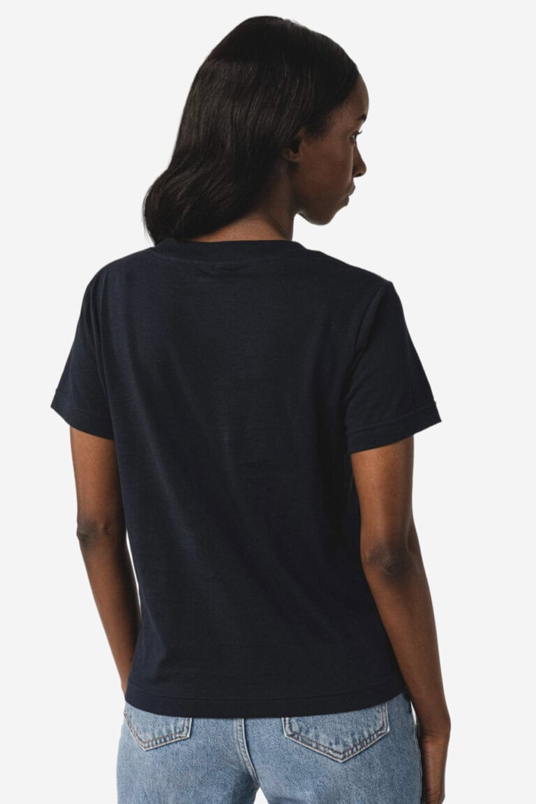 ekologisk t-shirt dam khira marinblå modell bakifrån