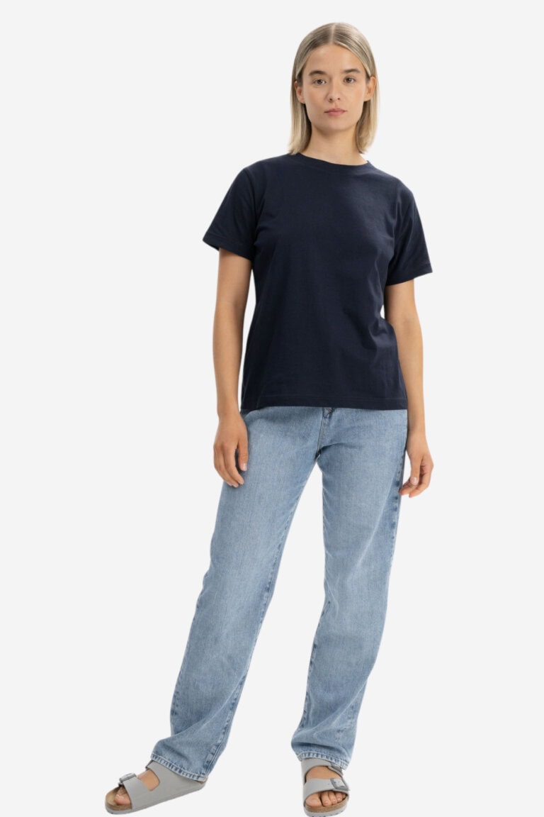 ekologisk-t-shirt-dam-khira-marinbla-modell-helbild