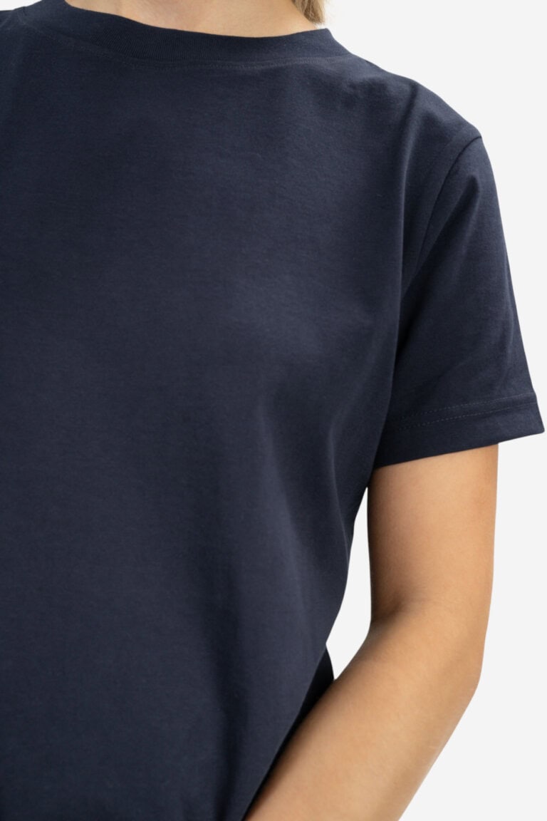 ekologisk-t-shirt-dam-khira-marinbla-modell-narbild