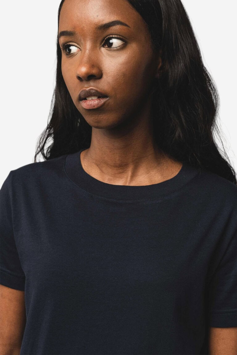 ekologisk t-shirt dam khira marinblå modell närbild