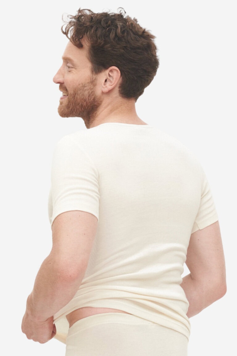 ekologisk t-shirt herr jacob naturvit modell bakifrån ekologisk t-shirt herr jacob naturvit modell bakifrån