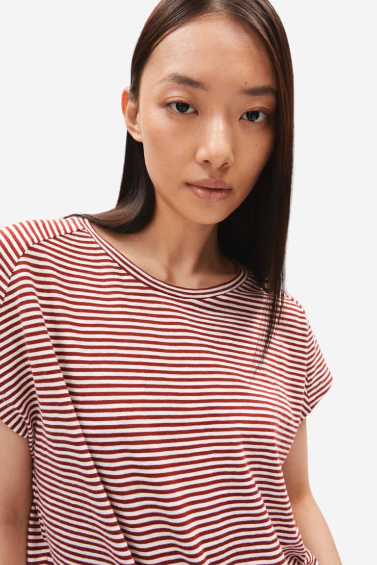 ekologisk topp oneliaa finrandig vinröd modell närbild