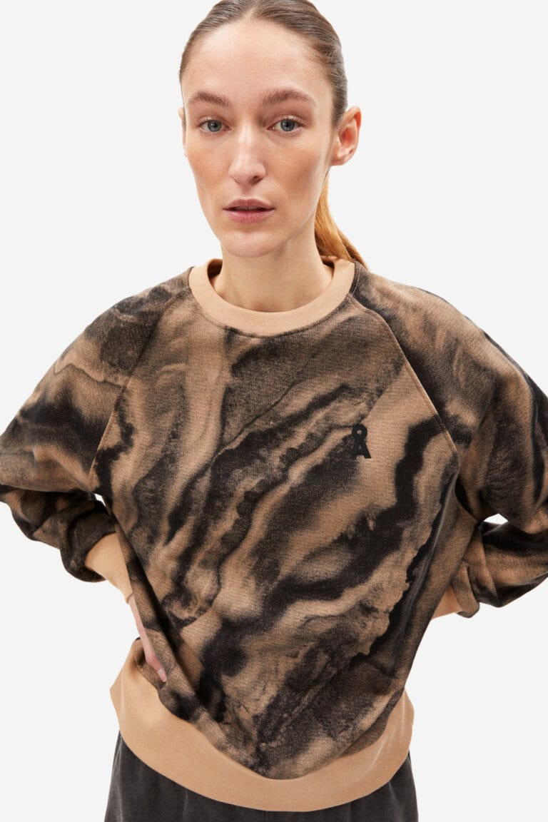 ekologisk sweatshirt tröja dam giovaraa earth abstrakt brun modell närbild