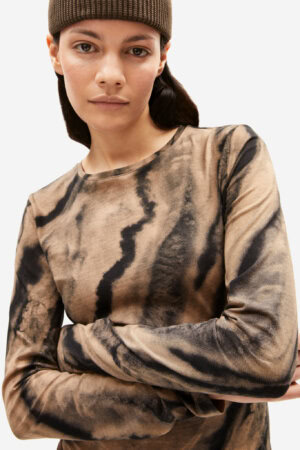 ekologisk topp långärm racarlaa earth abstrakt brun modell närbild ekologisk topp långärm racarlaa earth abstrakt brun modell närbild