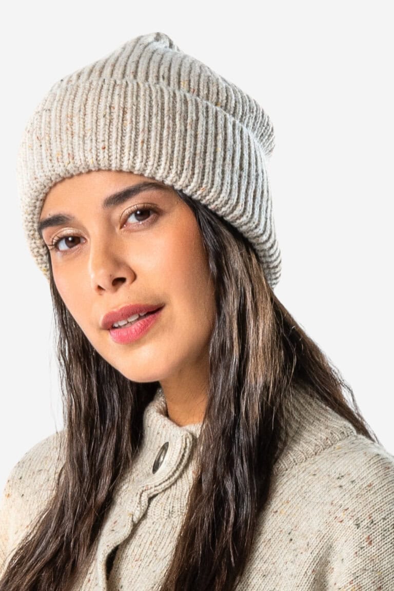 ekologisk beanie mössa 100% ull unisex stockholm creme melerad modell sidan