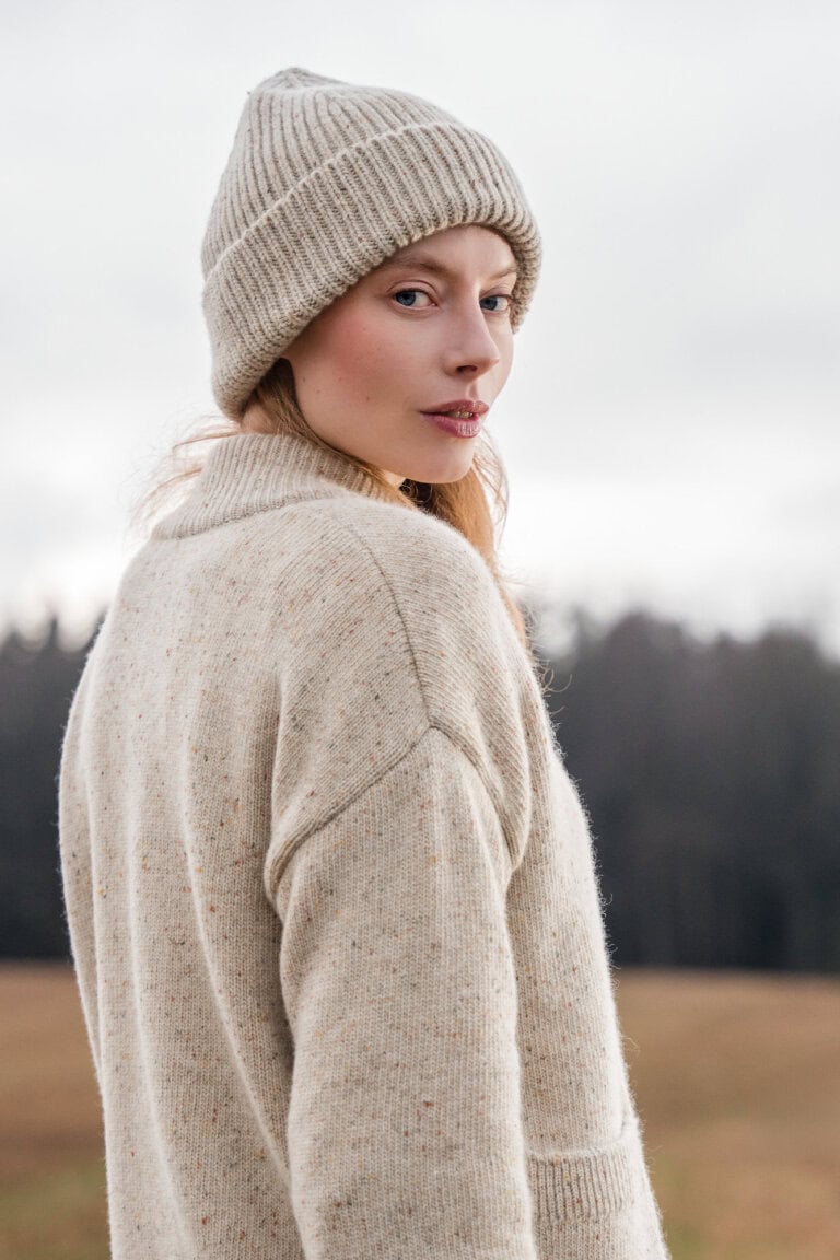 ekologisk beanie mössa 100% ull unisex stockholm creme melerad modell utomhus