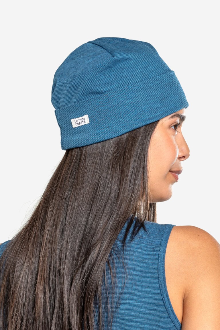 ekologisk mössa ull/bomull unisex soan blå melerad modell dam bakifrån