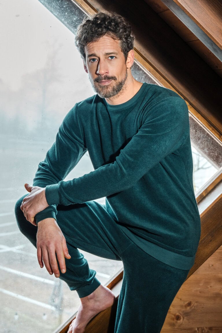 ekologisk pyjamas herr björn frotté petrolgrön modell vid fönster