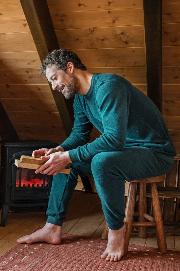 ekologisk pyjamas herr björn frotté petrolgrön modell sittande