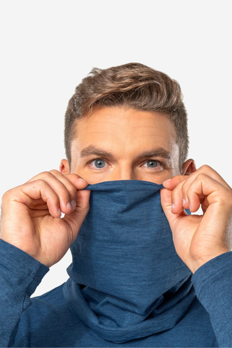 ekologisk tubhalsduk ullmix unisex nikkas blå melerad modell händer