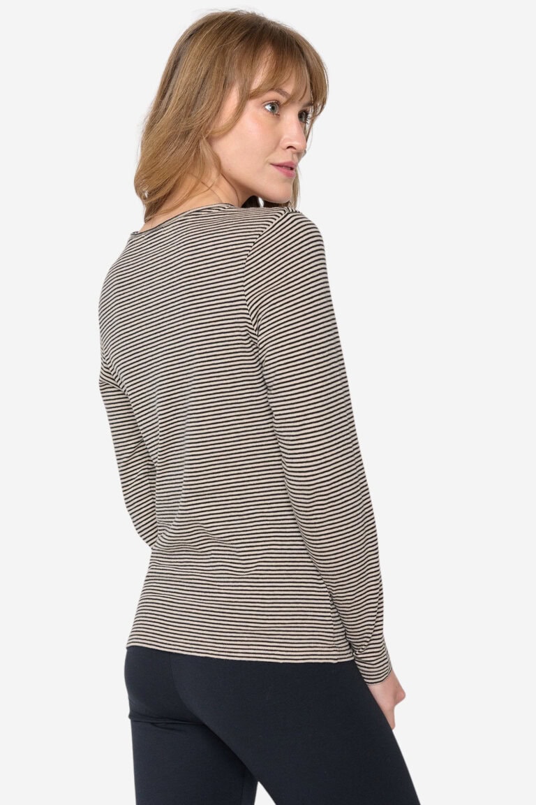 ekologisk topp långärm slimfit yummy brun randig modell bakifrån