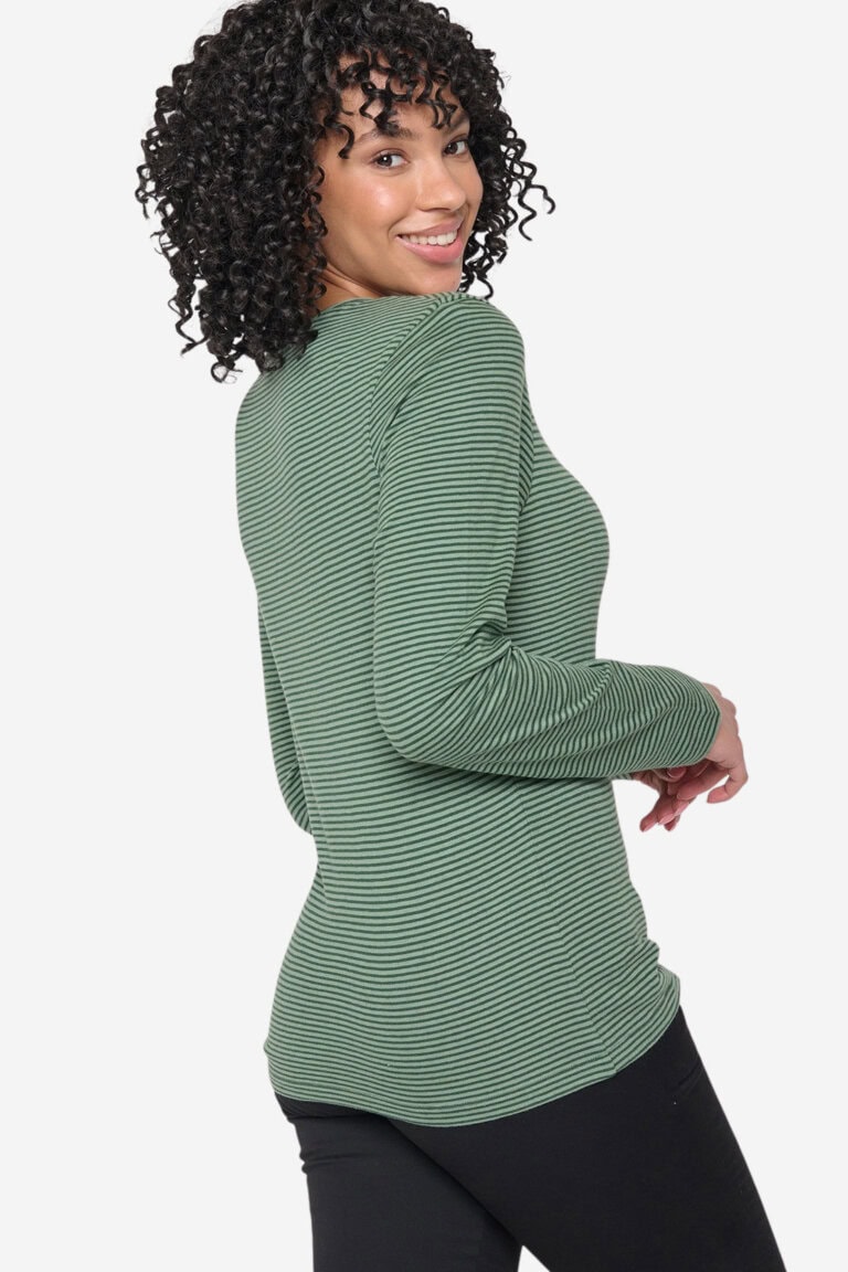 ekologisk topp långärm slimfit yummy grön randig modell bakifrån