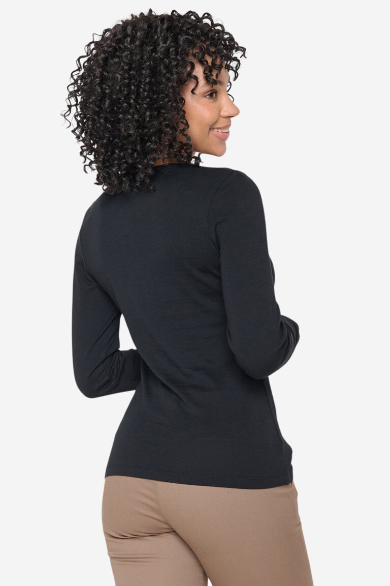 ekologisk topp långärm slimfit yummy svart modell bakifrån