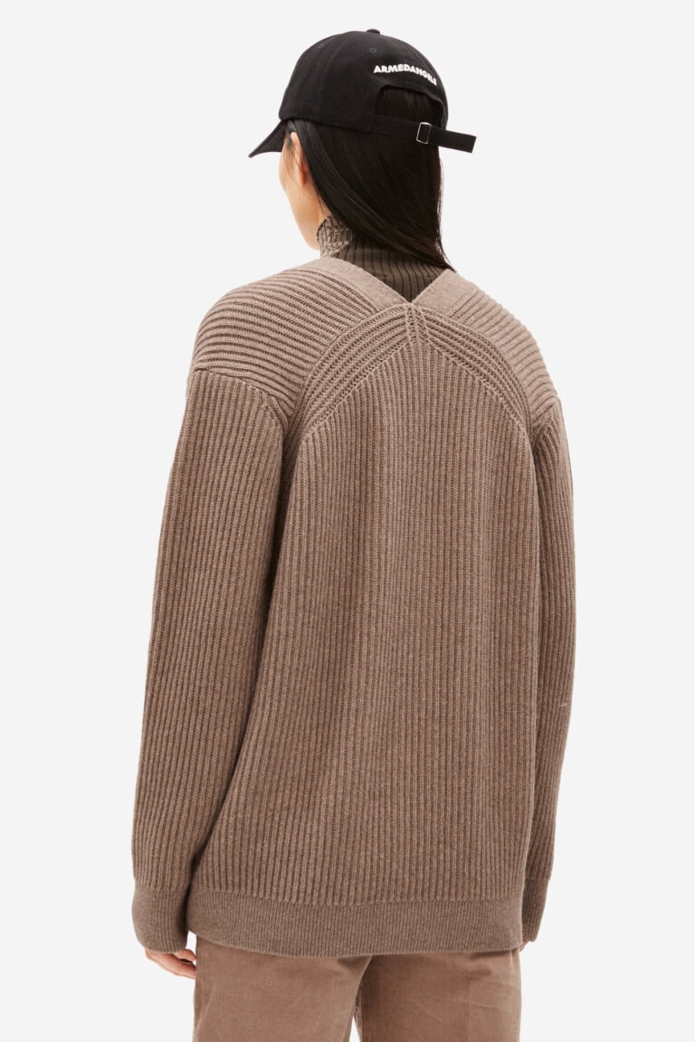 ekologisk kofta v-ringad ribstickad maiyaa-2 brun melerad modell bakifrån