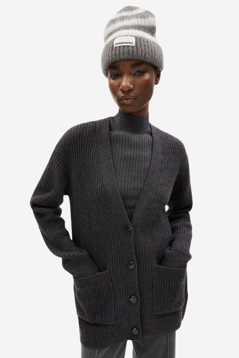 ekologisk kofta v-ringad ribstickad maiyaa-2 mörkgrå melerad modell ekologisk kofta v-ringad ribstickad maiyaa-2 mörkgrå melerad modell