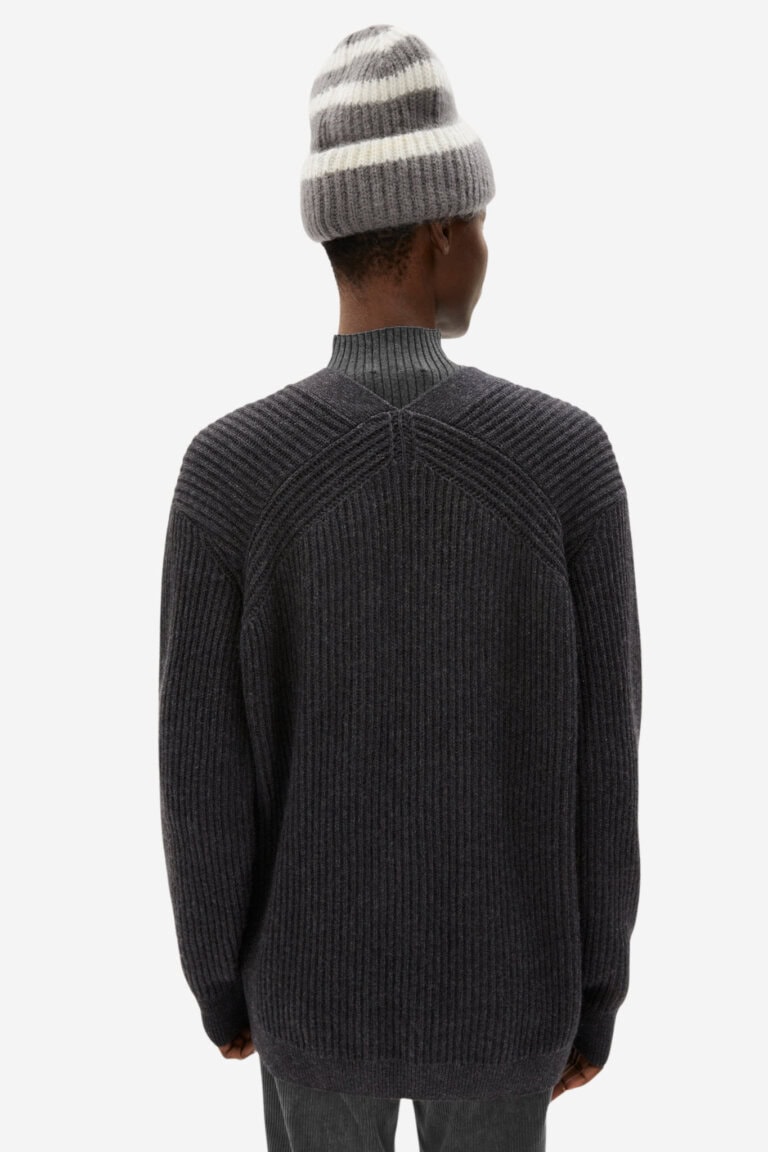 ekologisk kofta v-ringad ribstickad maiyaa-2 mörkgrå melerad modell bakifrån ekologisk kofta v-ringad ribstickad maiyaa-2 mörkgrå melerad modell bakifrån