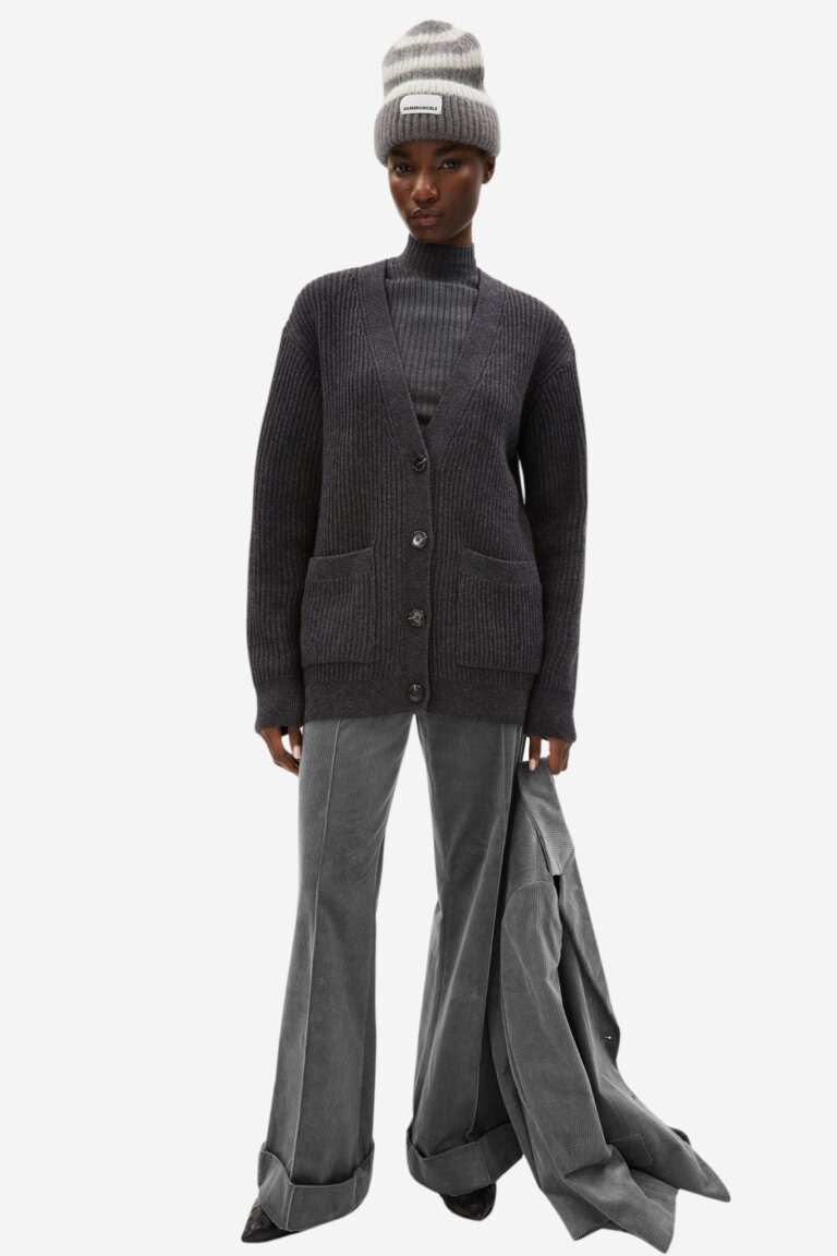 ekologisk kofta v-ringad ribstickad maiyaa-2 mörkgrå melerad modell helbild ekologisk kofta v-ringad ribstickad maiyaa-2 mörkgrå melerad modell helbild