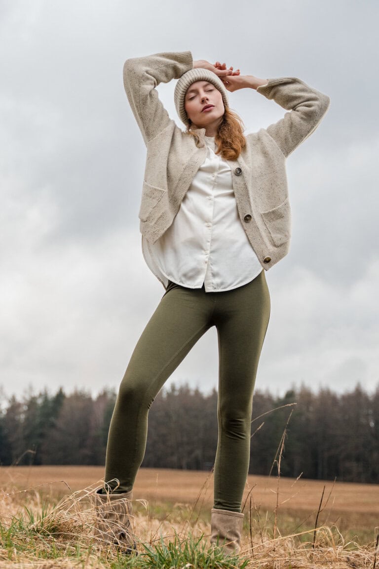 ekologiska treggings denise khakigrön modell utomhus fält